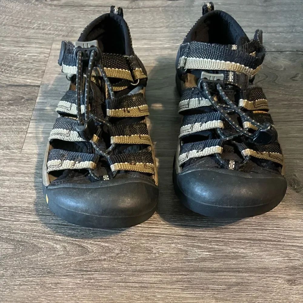Keen Newport H2 Black Tan Kids Size 2 waterproof Hiking Water Sandals Shoes